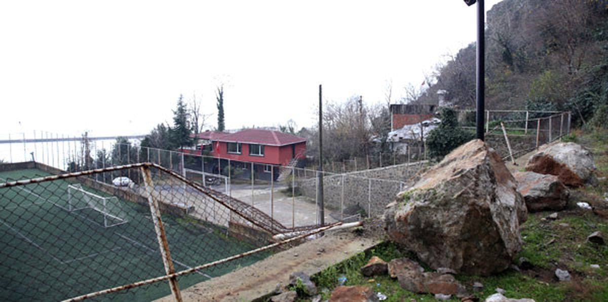 Maç Sırasında Sahaya Kaya Düştü, Faciadan Dönüldü