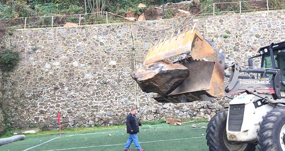 Maçta Sahaya Kaya Düştü, Futbolcular Faciadan Son Anda Kurtuldu