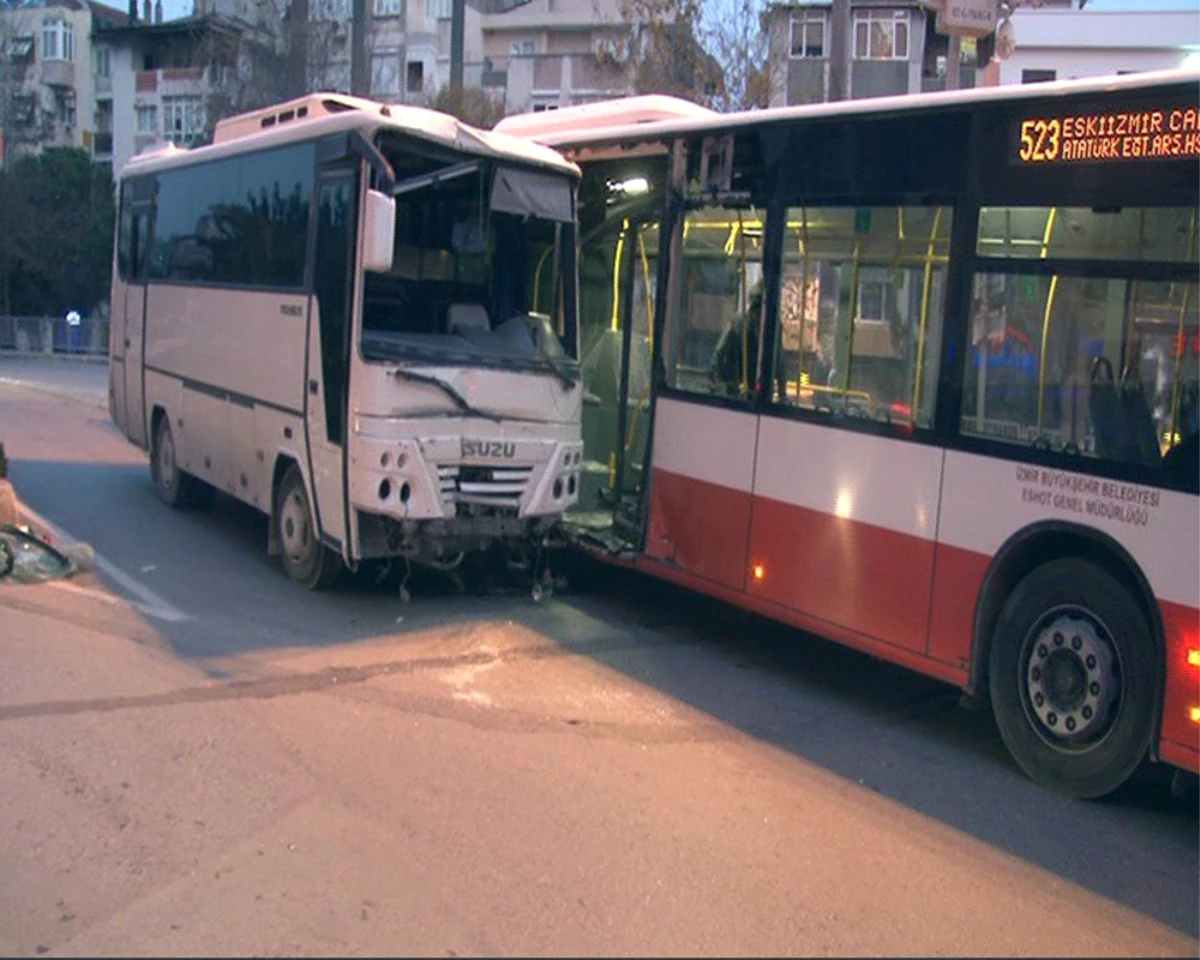 Minibüs Önce 2 Otomobile Sonra Otobüse Çarptı: 13 Yaralı