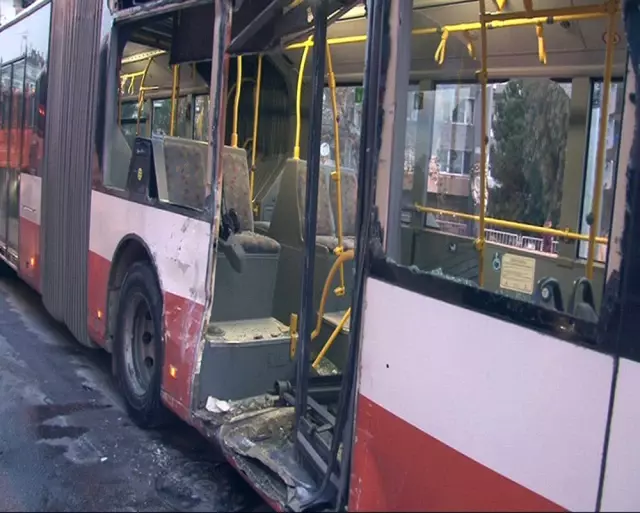 Minibüs Önce 2 Otomobile Sonra Otobüse Çarptı: 13 Yaralı