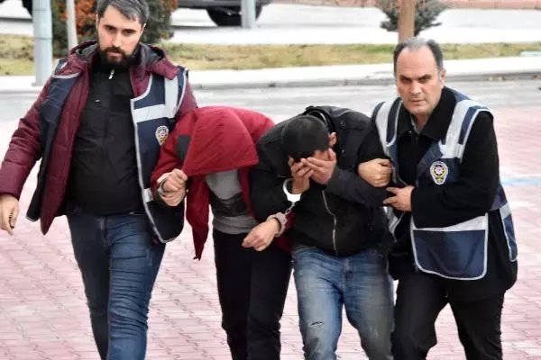 Yolcu Gibi Duraklarda Bekleyen Polisler Yankesicileri Yakaladı Yolcu Gibi Duraklarda Bekleyen Polisler Yankesicileri Yakaladı