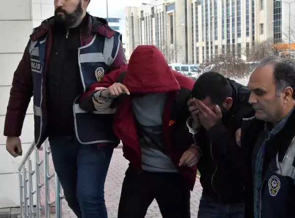 Yolcu Gibi Duraklarda Bekleyen Polisler Yankesicileri Yakaladı Yolcu Gibi Duraklarda Bekleyen Polisler Yankesicileri Yakaladı