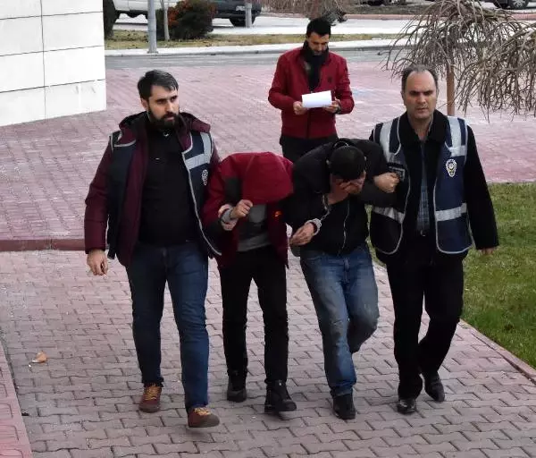 Yolcu Gibi Duraklarda Bekleyen Polisler Yankesicileri Yakaladı Yolcu Gibi Duraklarda Bekleyen Polisler Yankesicileri Yakaladı