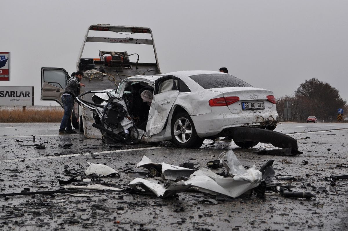 Eskişehir'de Trafik Kazası: 2 Ölü 2 Yaralı
