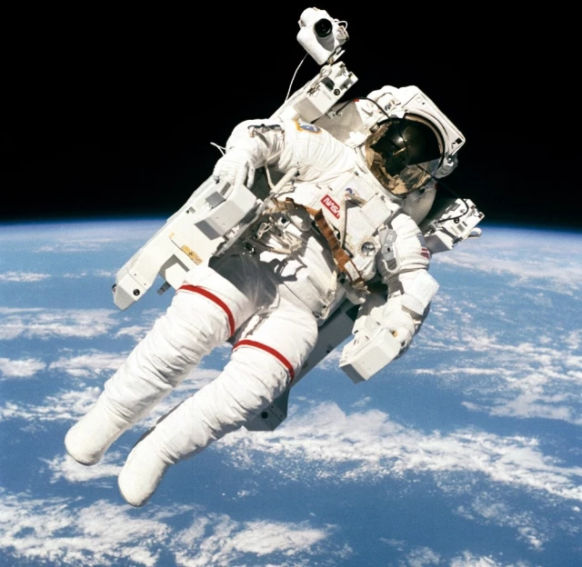 AmerikalÄ± astronot Bruce McCandless, uzayda ilk kez serbest yÃ¼rÃ¼yÃ¼Å yaptÄ±. ile ilgili gÃ¶rsel sonucu