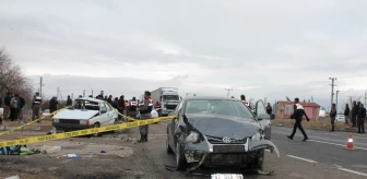 Aksaray'da İki Otomobil Çarpıştı: 1 Ölü, 5 Yaralı