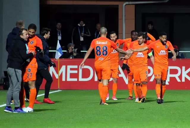 İlk Yarının Lideri Başakşehir