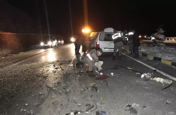 Tır'a Çarpan Minibüsün Sürücüsü Yaralandı
