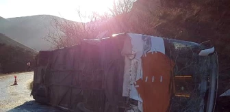 Azerbaycan'a Giden Yolcu Otobüsü Kars'ta Devrildi: 30 Yaralı