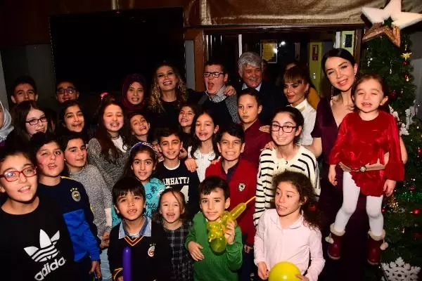 Cerrahpaşa'da Tedavi Gören Miniklere Selda Topal'dan Yeni Yıl Partisi Cerrahpaşa'da Tedavi Gören Miniklere Selda Topal'dan Yeni Yıl Partisi