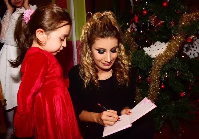 İrem Derici Hasta Çocukları Sevindirdi İrem Derici Hasta Çocukları Sevindirdi