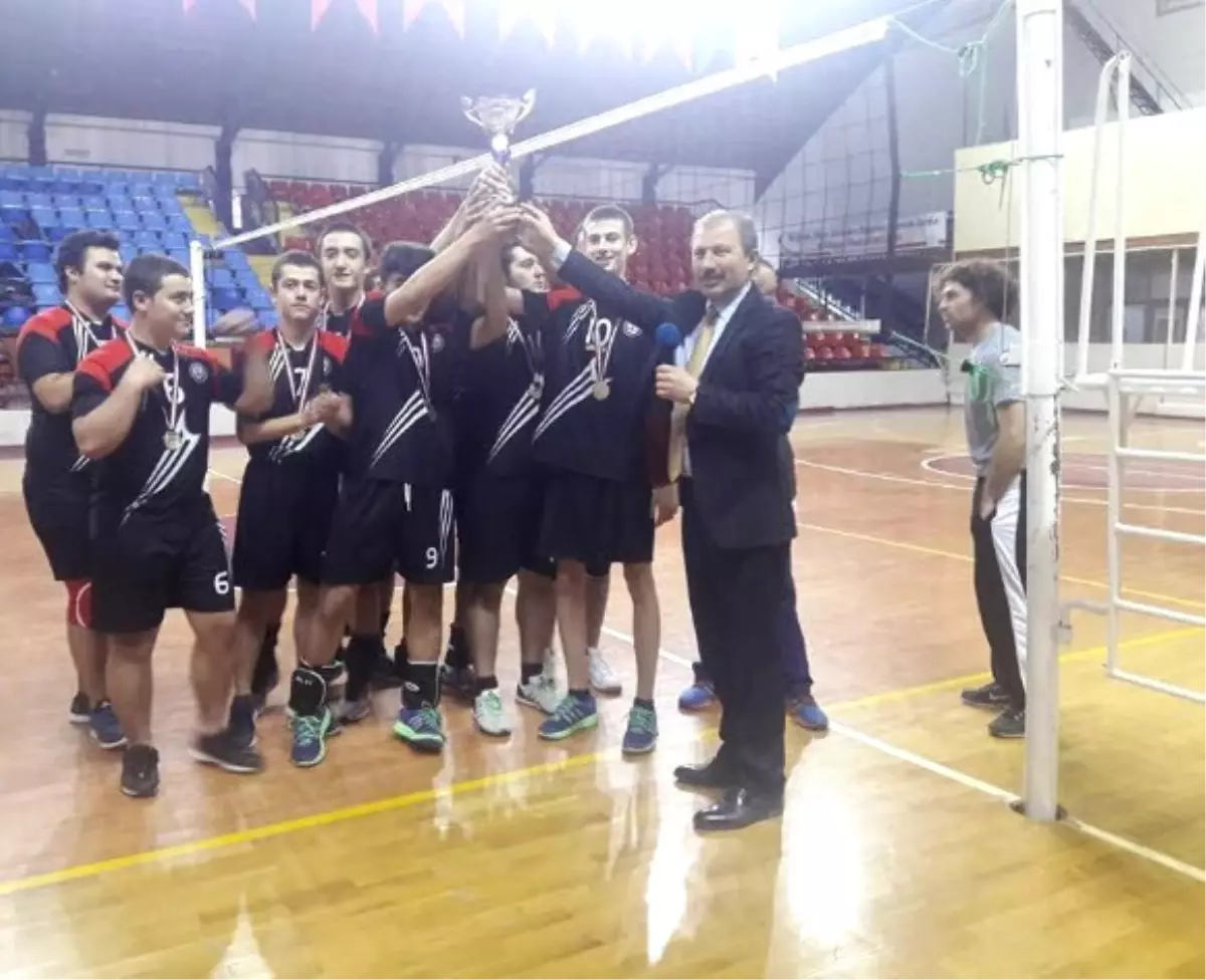 Simav Anadolu Lisesi Erkekler Voleybol Takımı İl Şampiyonu Oldu