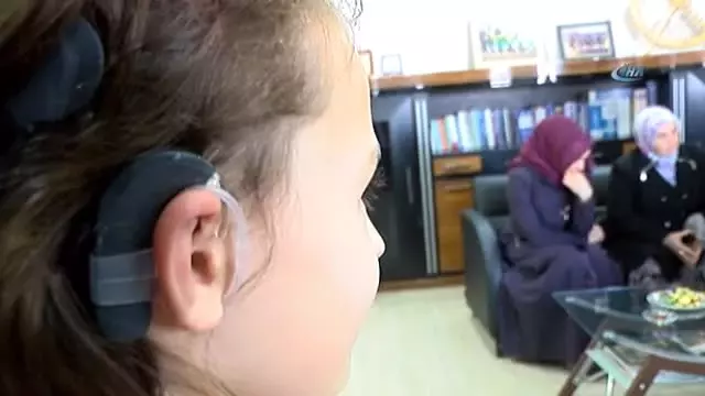İşitme Engelli Küçük Kız 'İşitme Cihazına' Doğum Gününde Kavuştu