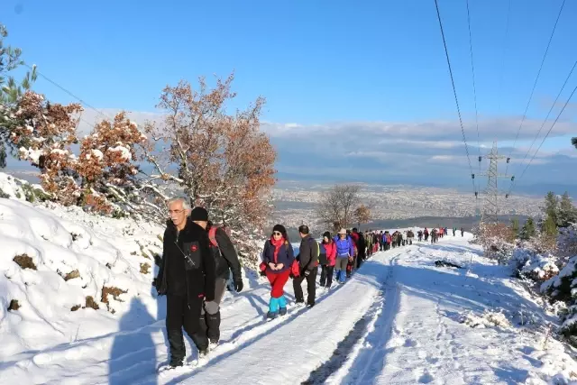 Karlı Dağlarda 16 Kilometre Yürüdüler