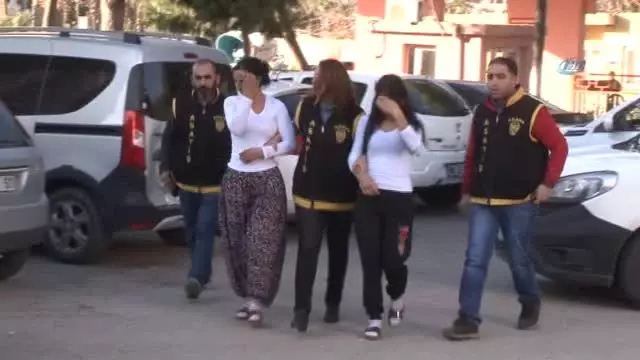 Polise Yakalanan Kadın Hırsızlar 'Ebe' Arıyoruz Dediler Polise Yakalanan Kadın Hırsızlar 'Ebe' Arıyoruz Dediler