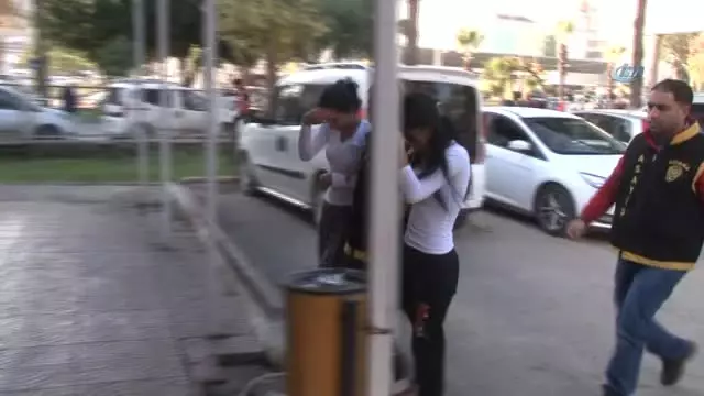 Polise Yakalanan Kadın Hırsızlar 'Ebe' Arıyoruz Dediler Polise Yakalanan Kadın Hırsızlar 'Ebe' Arıyoruz Dediler