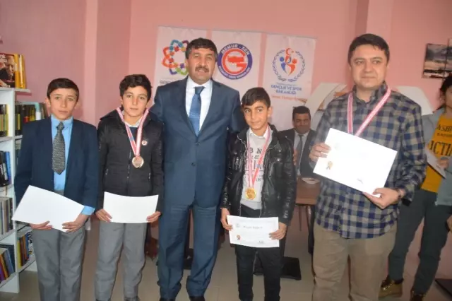 Eleşkirt'te Masa Tenisi Turnuvası Ödül Töreni Yapıldı Eleşkirt'te Masa Tenisi Turnuvası Ödül Töreni Yapıldı