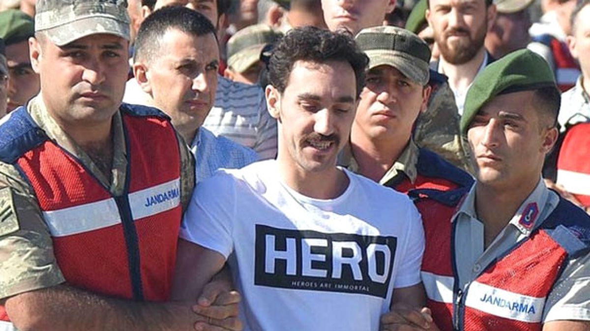 'HERO' Tişörtü Giyen FETÖ'cü Tek Kişilik Hücrede Kalıyor