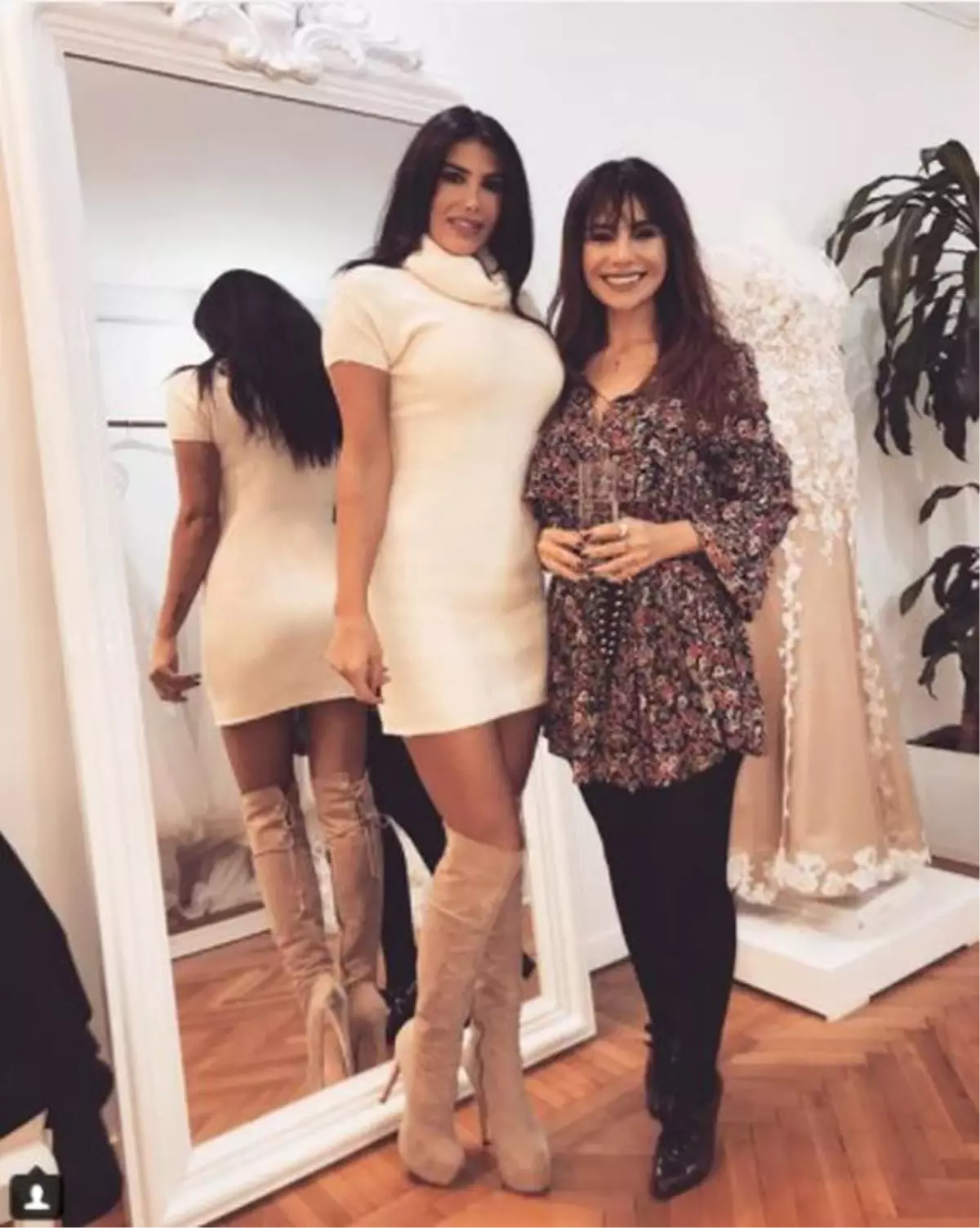 Şarkıcı Hatice, Katıldığı Davette 'Karın İçeri Göğüs Dışarı' Pozu Verdi