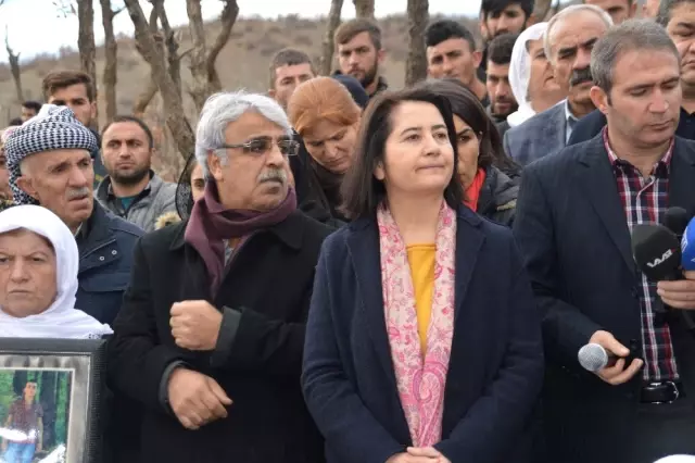 Uludere'de Savaş Uçaklarının Bombalaması Sonucu Ölen 34 Kişi Mezarları Başında Anıldı