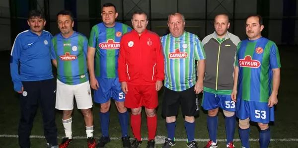 Bakan Bak, Halı Sahada Futbol Oynadı, 2 Gol Attı!