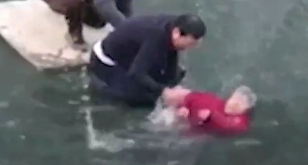 Donmuş Nehre Düşen Kadını Buzu Elleriyle Kırarak Kurtaran Çinli, Ülkenin Kahramanı Oldu