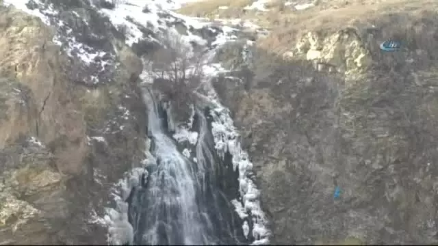 Susuz Şelalesi'nin Buzları Çözüldü Susuz Şelalesi'nin Buzları Çözüldü
