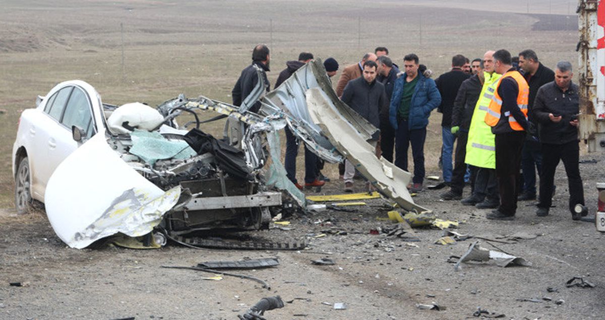 Ağrı'da TIR ile Otomobil Kafa Kafaya Çarpıştı: 1'i Bebek 4 Ölü, 1 Yaralı