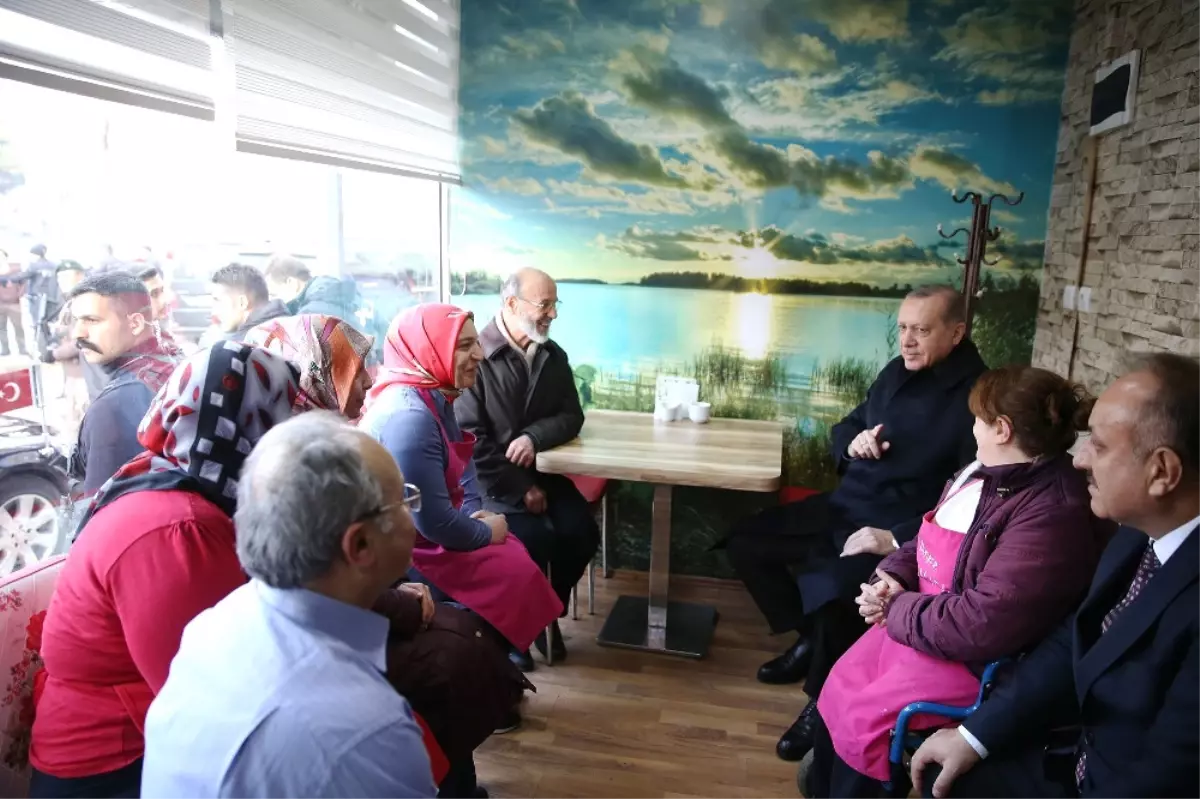 Erdoğan'a Kastamonu'da Çay İkram Edildi