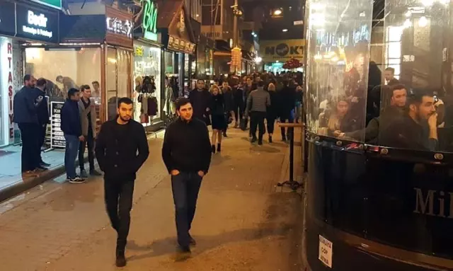Kimileri Eğlence Derdinde, Kimileri Ekmek Parası Peşinde Kimileri Eğlence Derdinde, Kimileri Ekmek Parası Peşinde