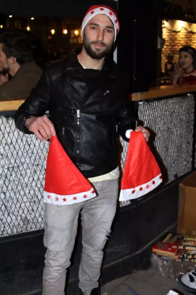 Kimileri Eğlence Derdinde, Kimileri Ekmek Parası Peşinde Kimileri Eğlence Derdinde, Kimileri Ekmek Parası Peşinde