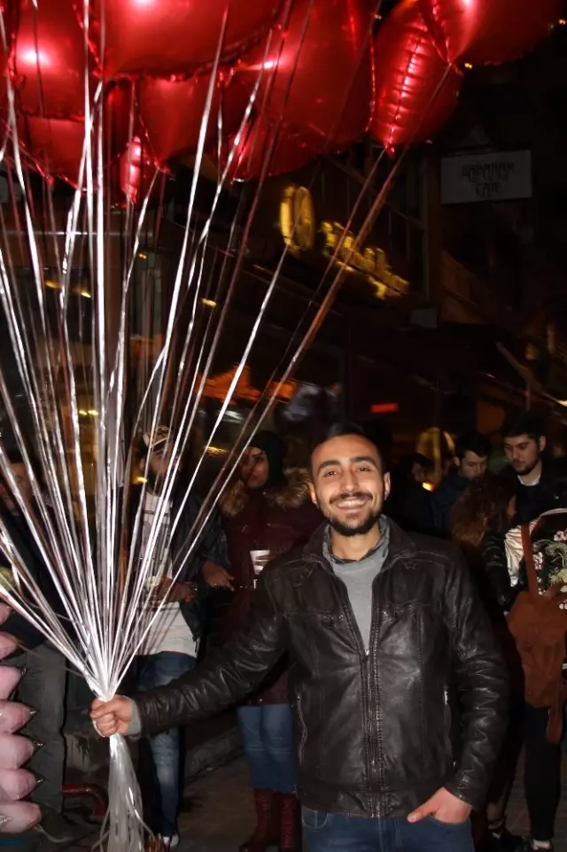 Kimileri Eğlence Derdinde, Kimileri Ekmek Parası Peşinde Kimileri Eğlence Derdinde, Kimileri Ekmek Parası Peşinde