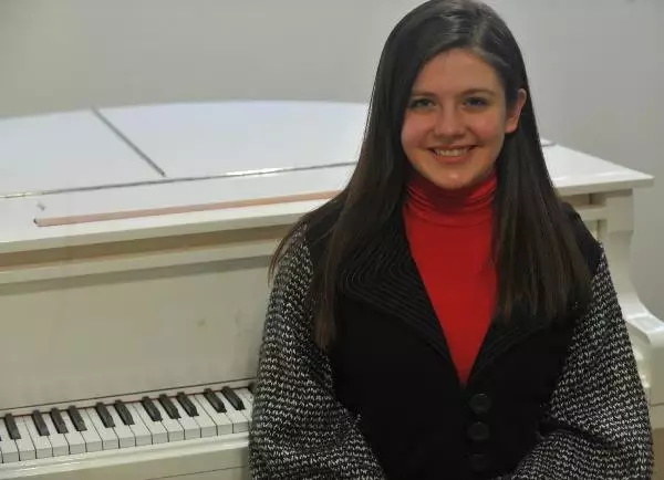 Piyano Dahilerinin Avcısı Elena