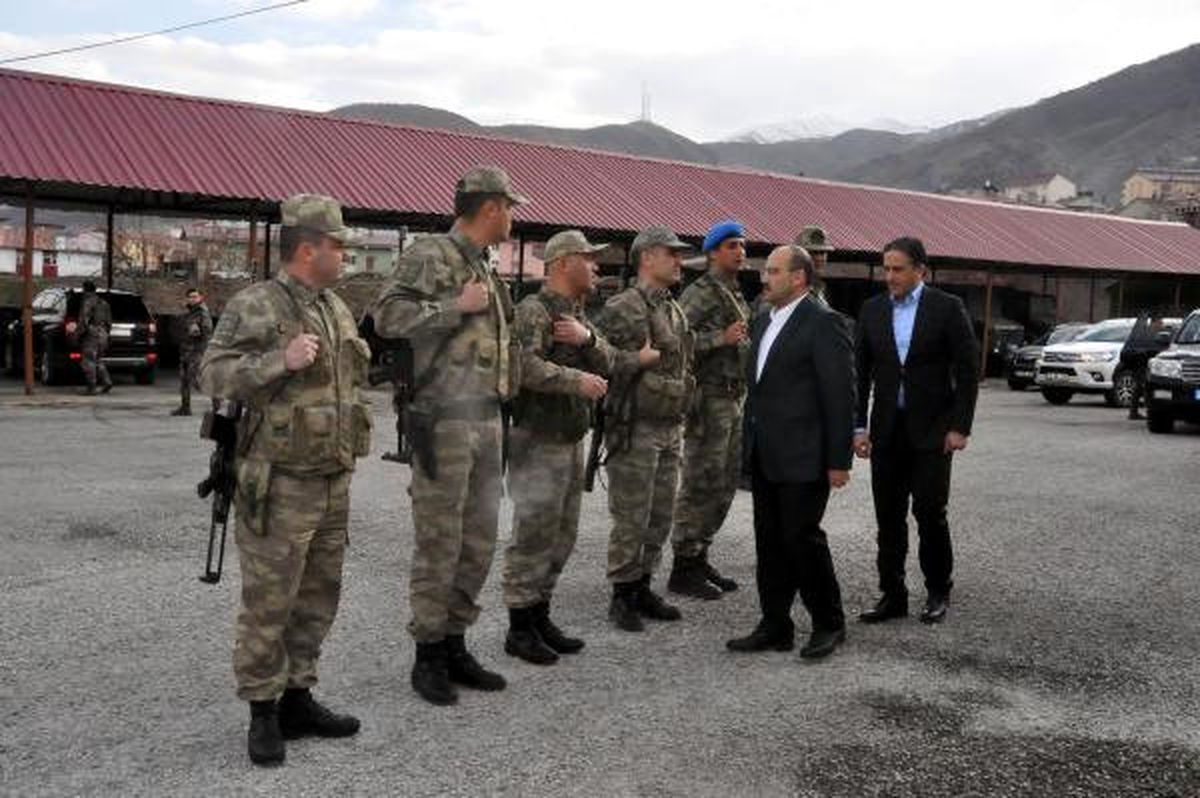 Vali Ustaoğlu, Asker ve Polisleri Ziyaret Edip, Yeni Yıllarını Kutladı