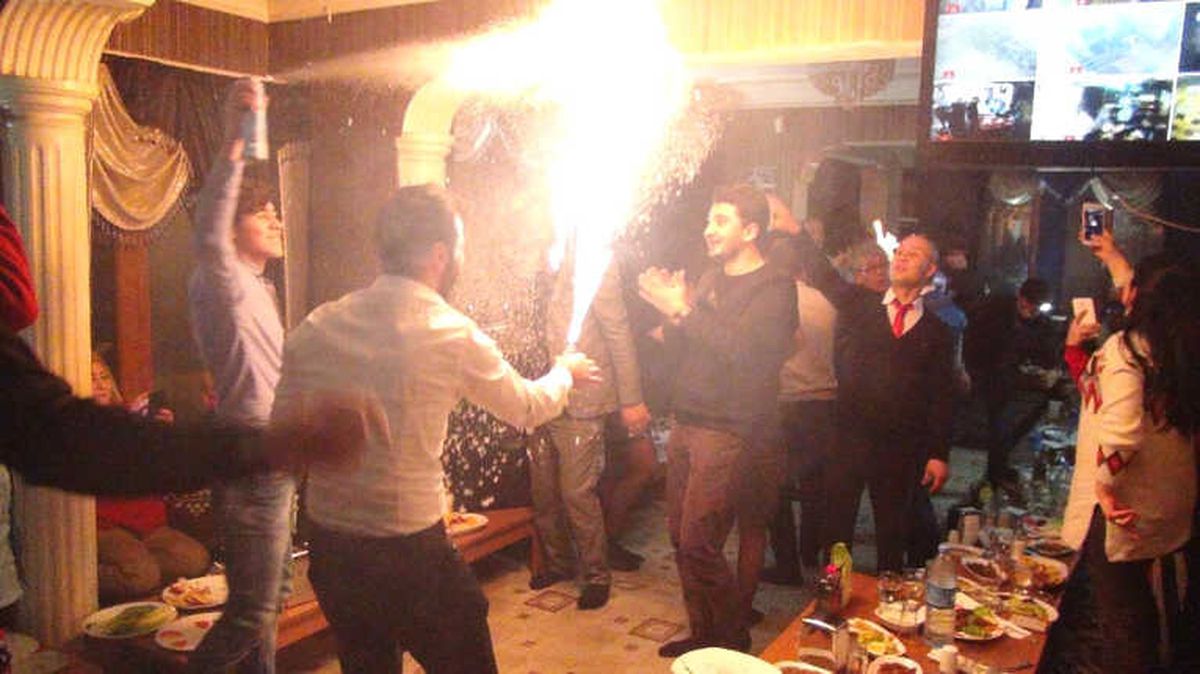 2018 Yılına Davul Zurna Eşliğinde Halay Çekerek Girdiler