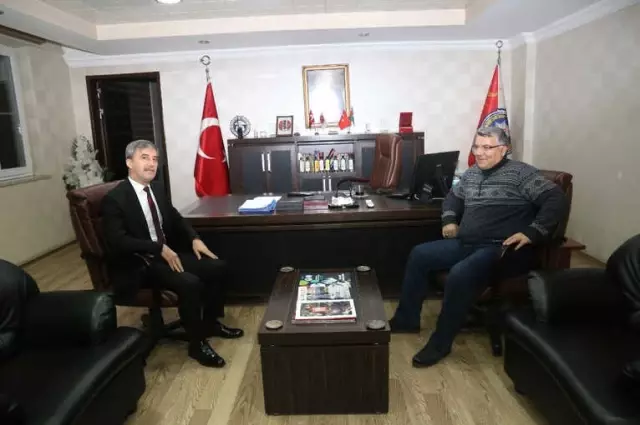 Başkan Şirin Yılbaşı Mesaisindeki Ekipleri Unutmadı Başkan Şirin Yılbaşı Mesaisindeki Ekipleri Unutmadı