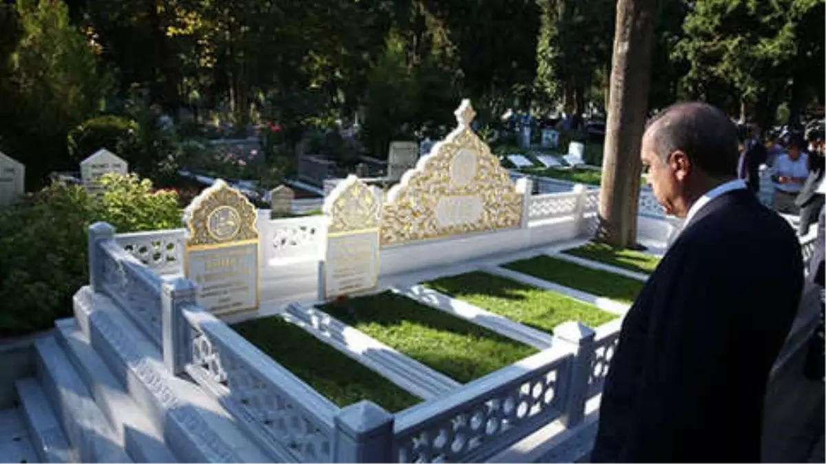 Erdoğan, Yeni Yılın İlk Gününde Anne ve Babasının Kabrini Ziyaret Etti