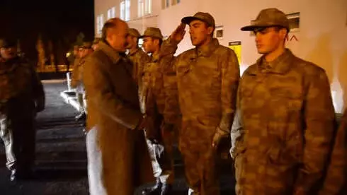 Erzurum Validen Yılbaşında Görev Yapan Asker ve Polislere Baklava Erzurum Validen Yılbaşında Görev Yapan Asker ve Polislere Baklava