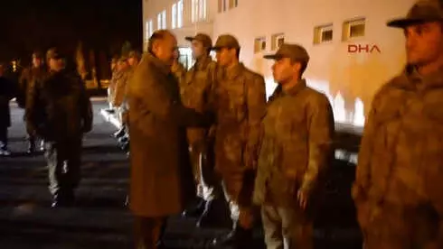 Erzurum Validen Yılbaşında Görev Yapan Asker ve Polislere Baklava Erzurum Validen Yılbaşında Görev Yapan Asker ve Polislere Baklava