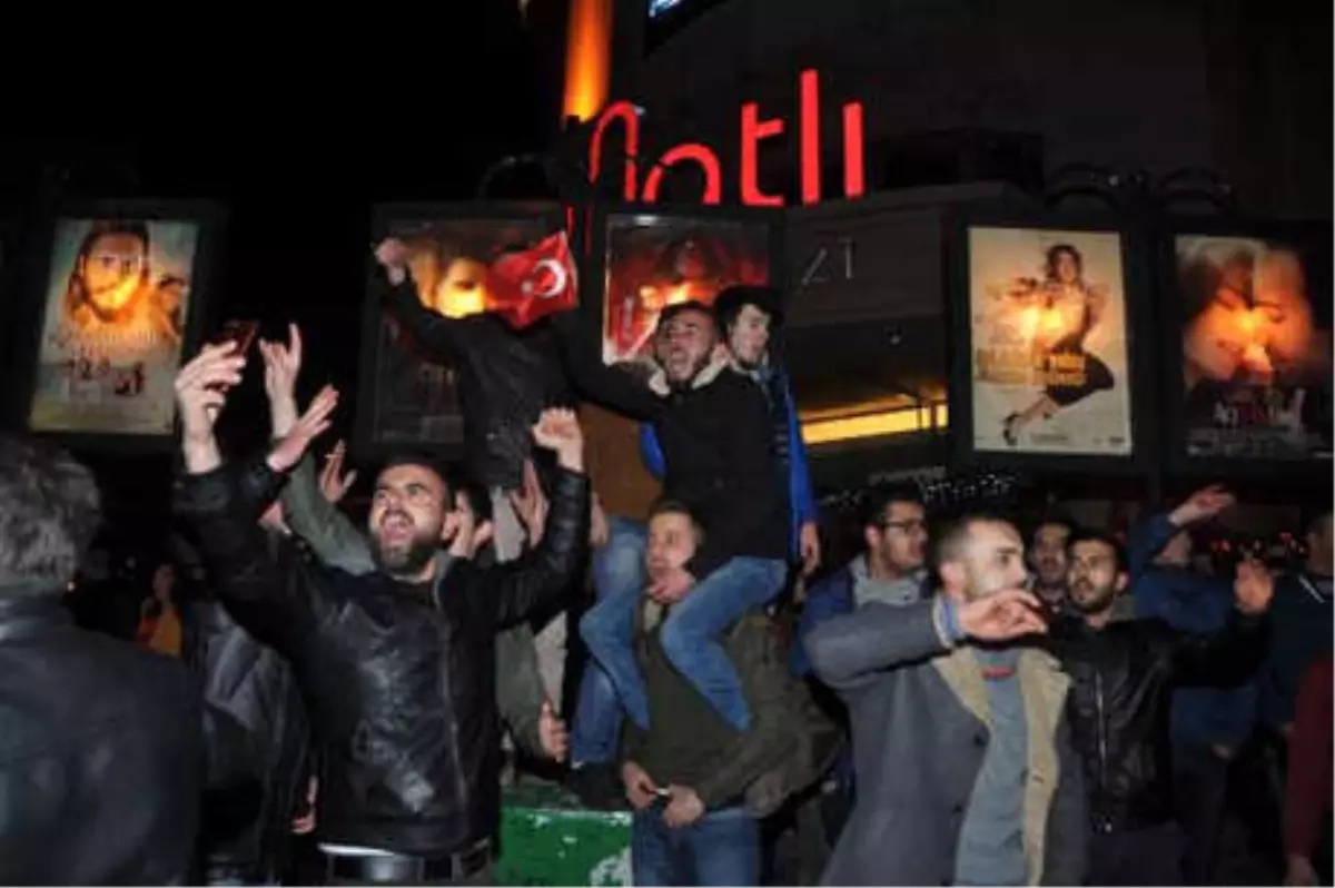 Eskişehir'deki Yılbaşı Kutlamasında Irak Bayrağı Gerginliği