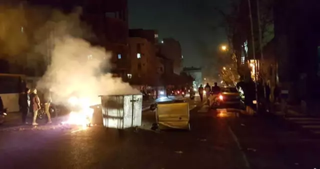 İran'da Silahlı Göstericiler Polisle Çatıştı, Ölü Sayısı 13'e Yükseldi