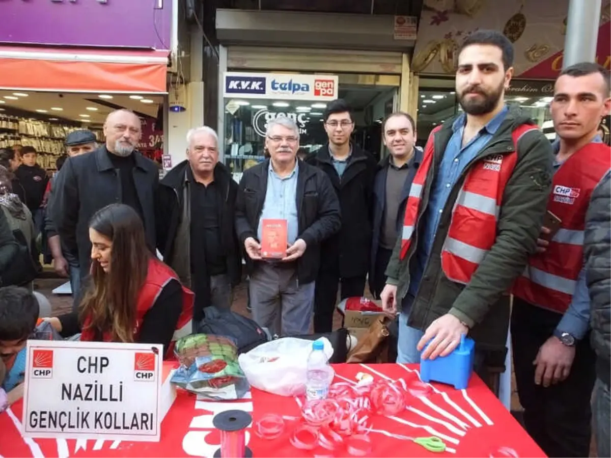 Nazilli'de CHP'li Gençler Çocukları Sevindirdi