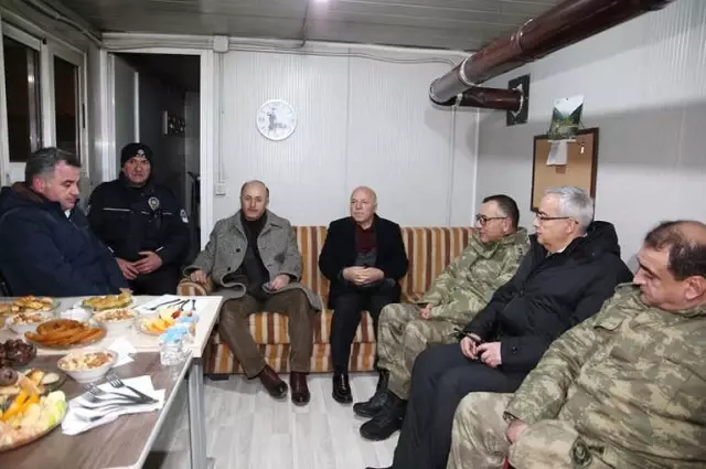 Vali Azizoğlu Yeni Yılı Asker ve Polislerle Karşıladı Vali Azizoğlu Yeni Yılı Asker ve Polislerle Karşıladı