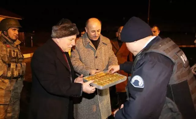 Vali Azizoğlu Yeni Yılı Asker ve Polislerle Karşıladı Vali Azizoğlu Yeni Yılı Asker ve Polislerle Karşıladı
