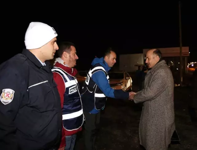 Vali Azizoğlu Yeni Yılı Asker ve Polislerle Karşıladı Vali Azizoğlu Yeni Yılı Asker ve Polislerle Karşıladı