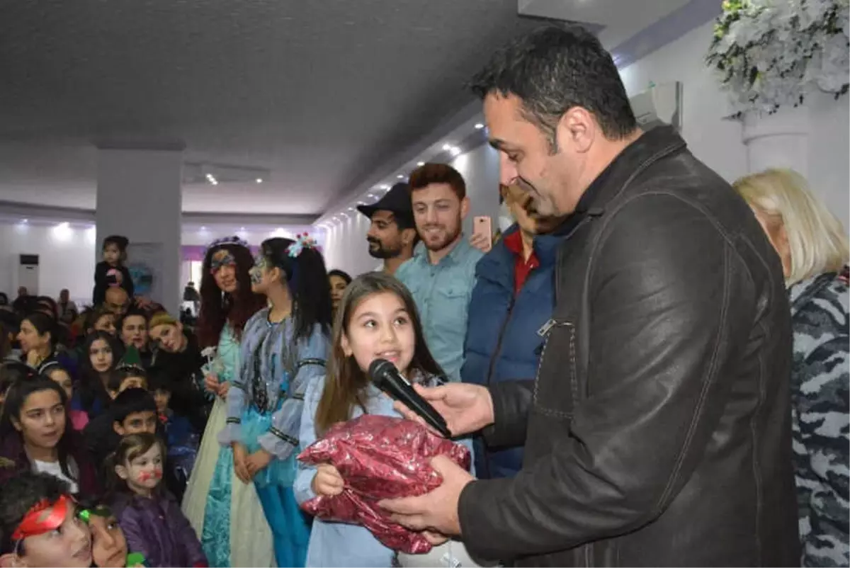 Yeni Yılda Çocuklar Hediyelerine Kavuştu
