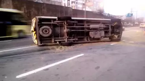 Bayrampaşa'da Servis Minibüsü Devrildi: 4 Yaralı Bayrampaşa'da Servis Minibüsü Devrildi: 4 Yaralı
