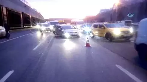 Bayrampaşa'da Servis Minibüsü Devrildi: 4 Yaralı Bayrampaşa'da Servis Minibüsü Devrildi: 4 Yaralı