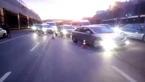 Bayrampaşa'da Servis Minibüsü Devrildi: 4 Yaralı Bayrampaşa'da Servis Minibüsü Devrildi: 4 Yaralı