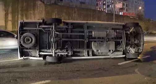 İstanbul Trafiğini Bir Saat Boyunca Kilitleyen Kaza: 4 Yaralı İstanbul Trafiğini Bir Saat Boyunca Kilitleyen Kaza: 4 Yaralı